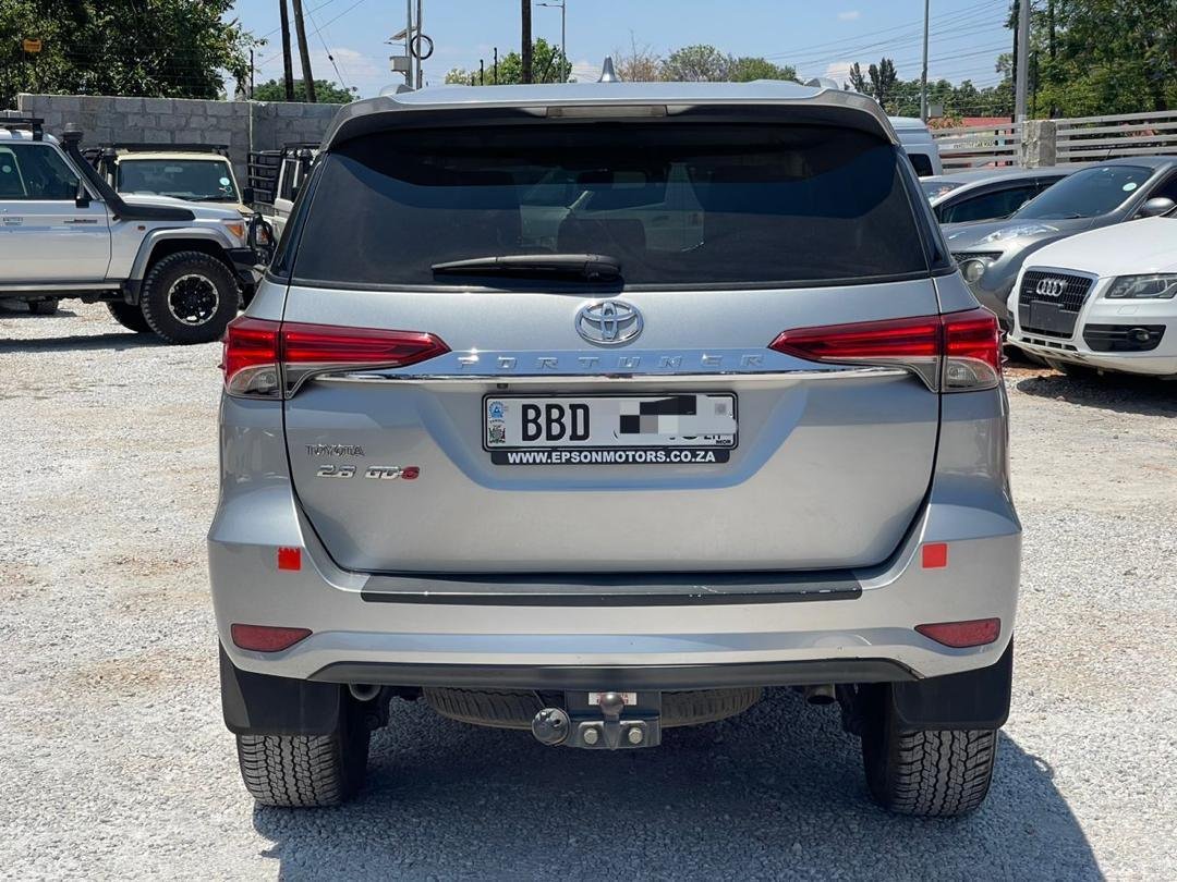 Rear of the silver Toyota Fortuner showing the 2.8 GD-6 badge and tow bar